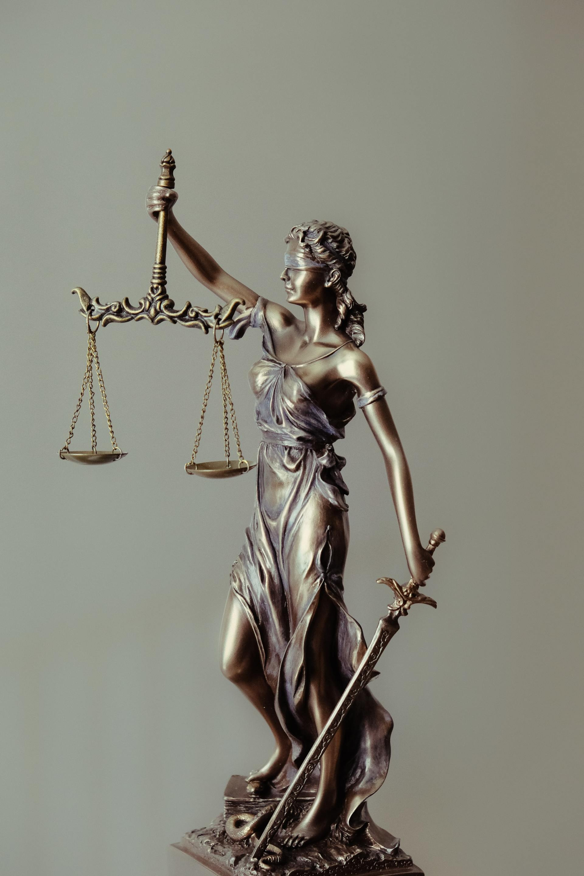 Statua della Giustizia bendata con la bilancia